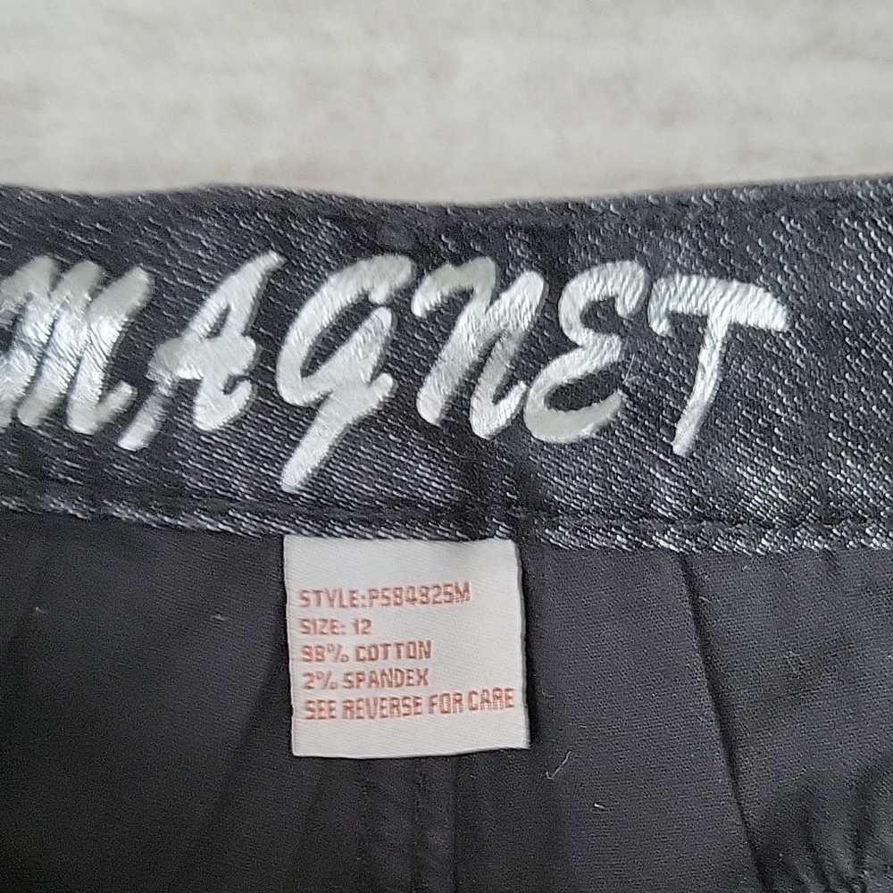Elegant Black Straight Leg Jeans - Picture 2 of 4